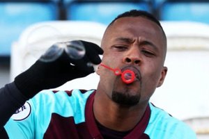 Patrice Evra wspomina starcie z Robertem Lewandowskim. „To było bardzo bolesne”