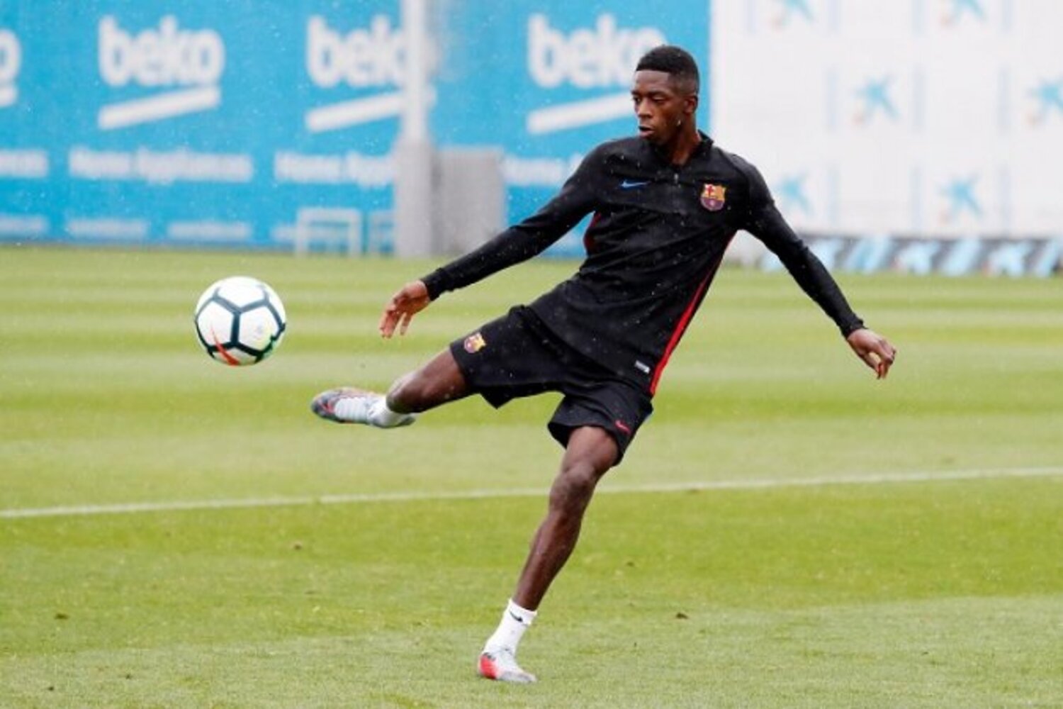 FC Barcelona swoje, Ousmane Dembélé swoje. Francuz blokuje transfer