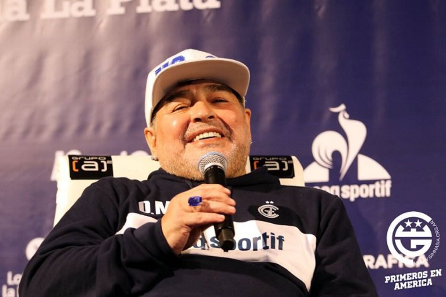 Maradona robi porządki w nowym klubie. Chce usunięcia koszulek z numerami 13 i 17