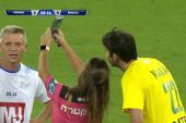 Kaká otrzymał żółtą kartkę, po czym... sędzia poprosiła go o selfie [WIDEO]