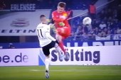 Bundesliga: Nübel znokautował przeciwnika. Bezmyślne wejście bramkarza Schalke [WIDEO]