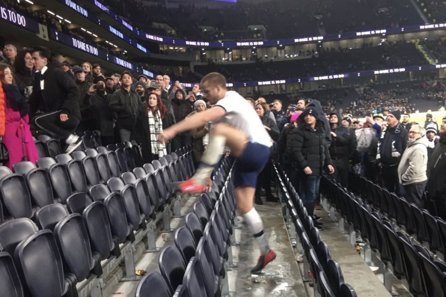 Tottenham: Skandal w Pucharze Anglii. Eric Dier zaatakował kibica na trybunach [WIDEO]