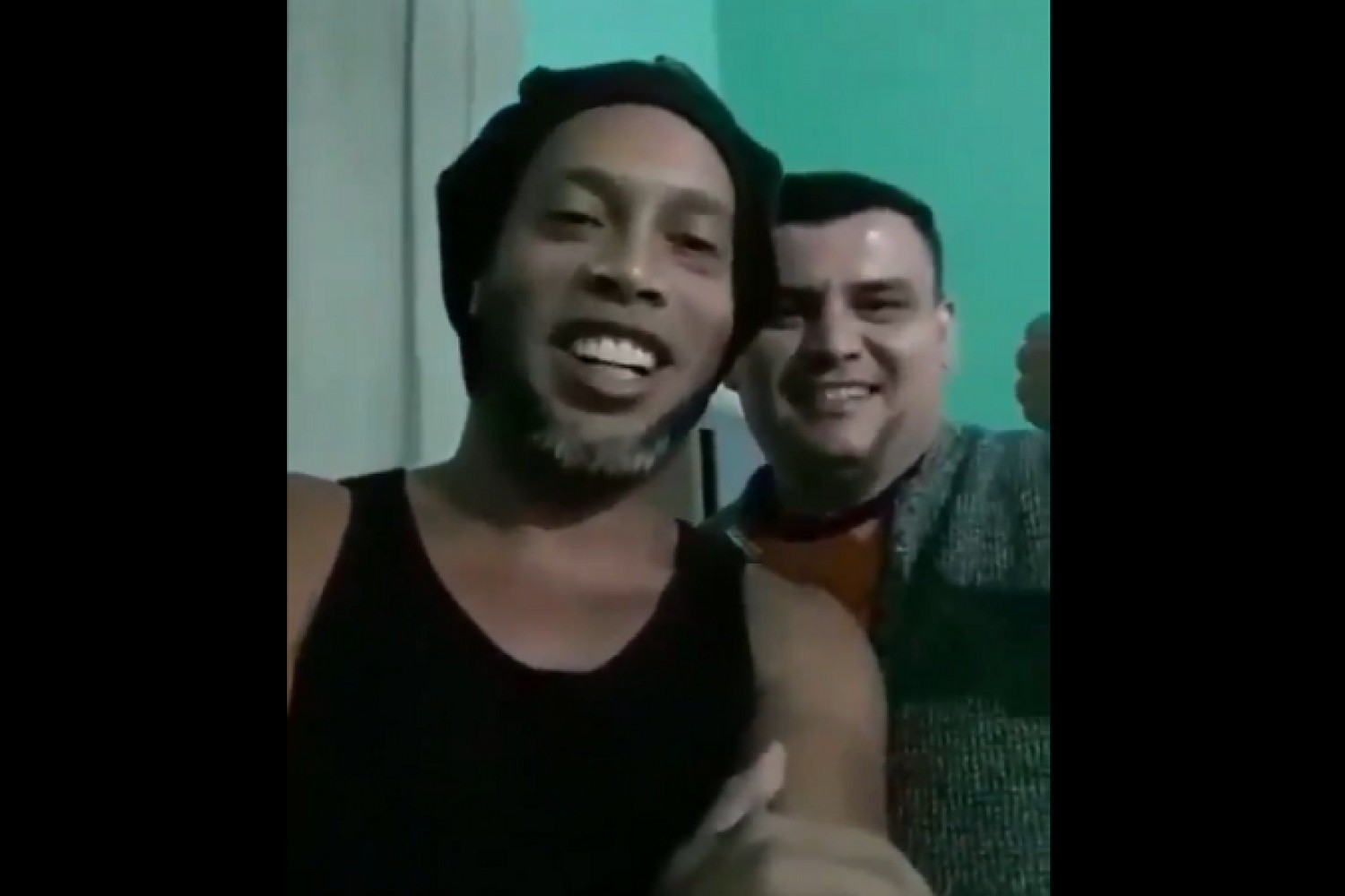 Ronaldinho nagrał filmik dla rodziny współwięźnia. „To mój kumpel z drużyny, mój napastnik, Pablo” [WIDEO]