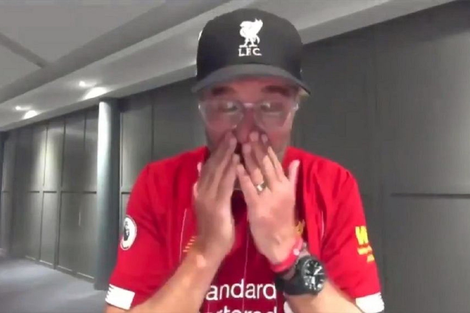 Liverpool świętuje zdobycie pierwszego mistrzostwa w Premier League. Wzruszony Klopp przerywa wywiad [WIDEO]