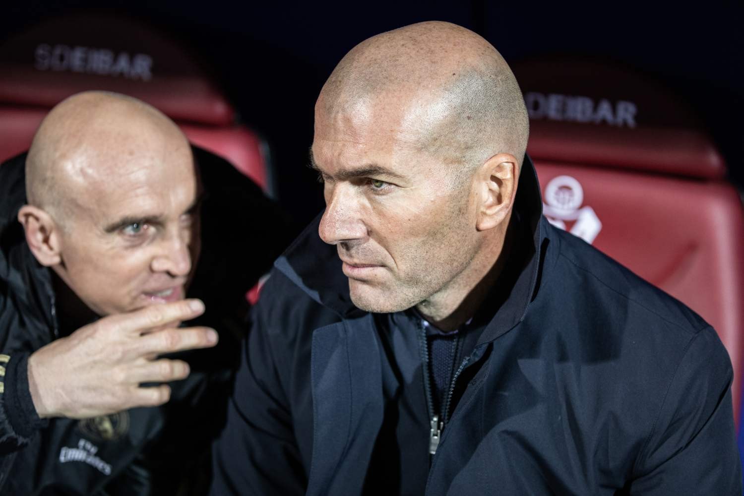 Zinédine Zidane z niespodziewanym kierunkiem powrotu na ławkę trenerską? „Jest na krótkiej liście”