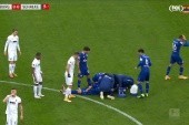 Bundesliga: Feralne zderzenie Marka Utha. Napastnik stracił przytomność [WIDEO]