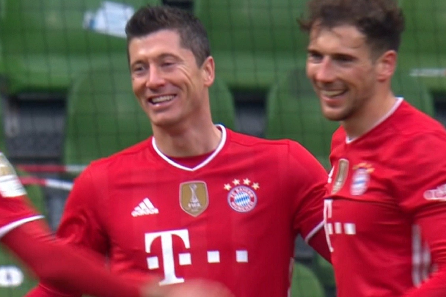 Robert Lewandowski drugim najlepszym strzelcem w historii Bundesligi [WIDEO]