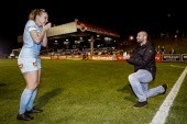 Wzruszająca historia w Australii. 28-letnia piłkarka zakończyła karierę dla chorego partnera, a ten oświadczył się jej po ostatnim meczu [WIDEO]