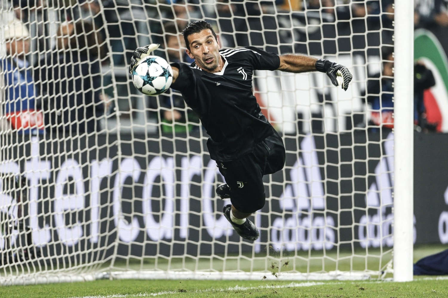 Buffon łączy pokolenia. Historyczny wyczyn weterana Juventusu