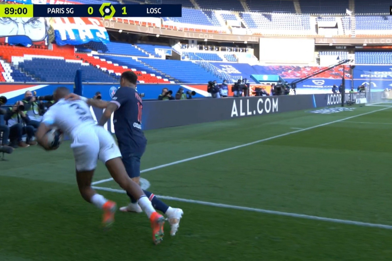 Neymar wyleciał z boiska w samej końcówce meczu z Lille [WIDEO]