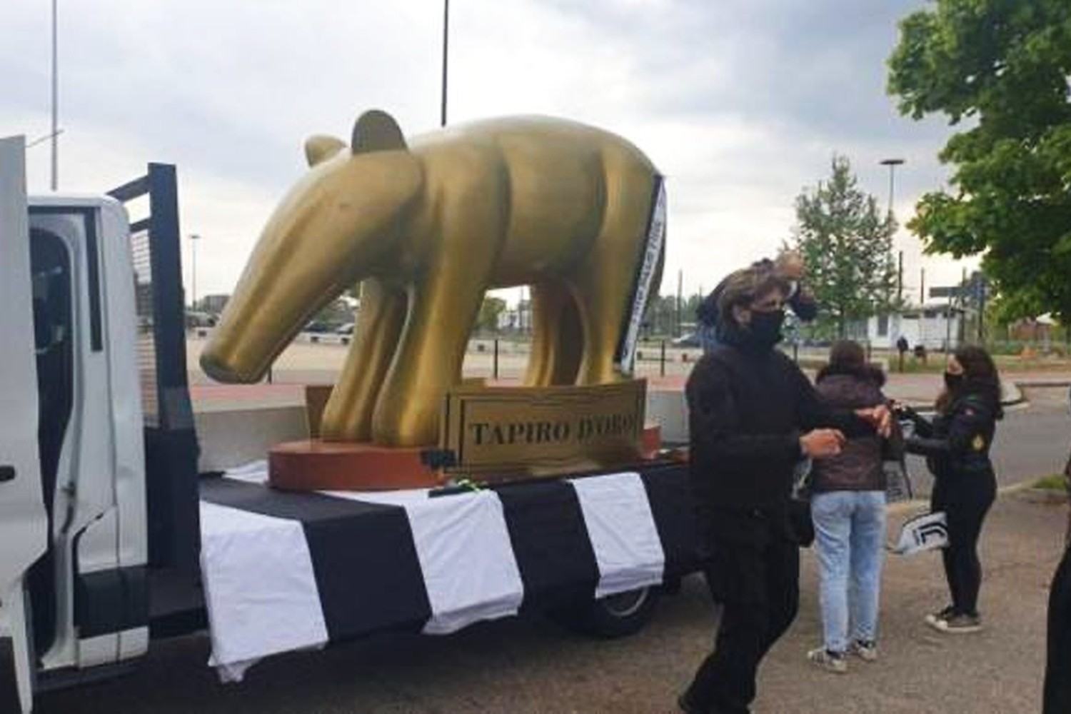 Juventus „wyróżniony”. Gigantyczny Złoty Tapir dostarczony pod stadion