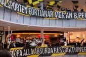 Kibice AIK-u obeszli szwedzkie obostrzenia. Protestowali w... centrum handlowym [WIDEO]
