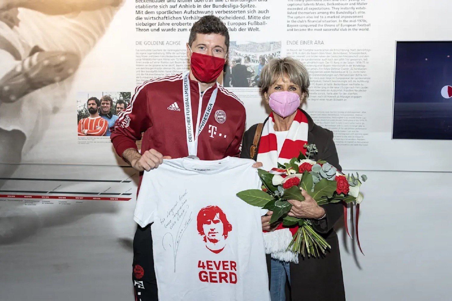 Robert Lewandowski spotkał się z żoną Gerda Müllera. Przekazał jej wyjątkową pamiątkę