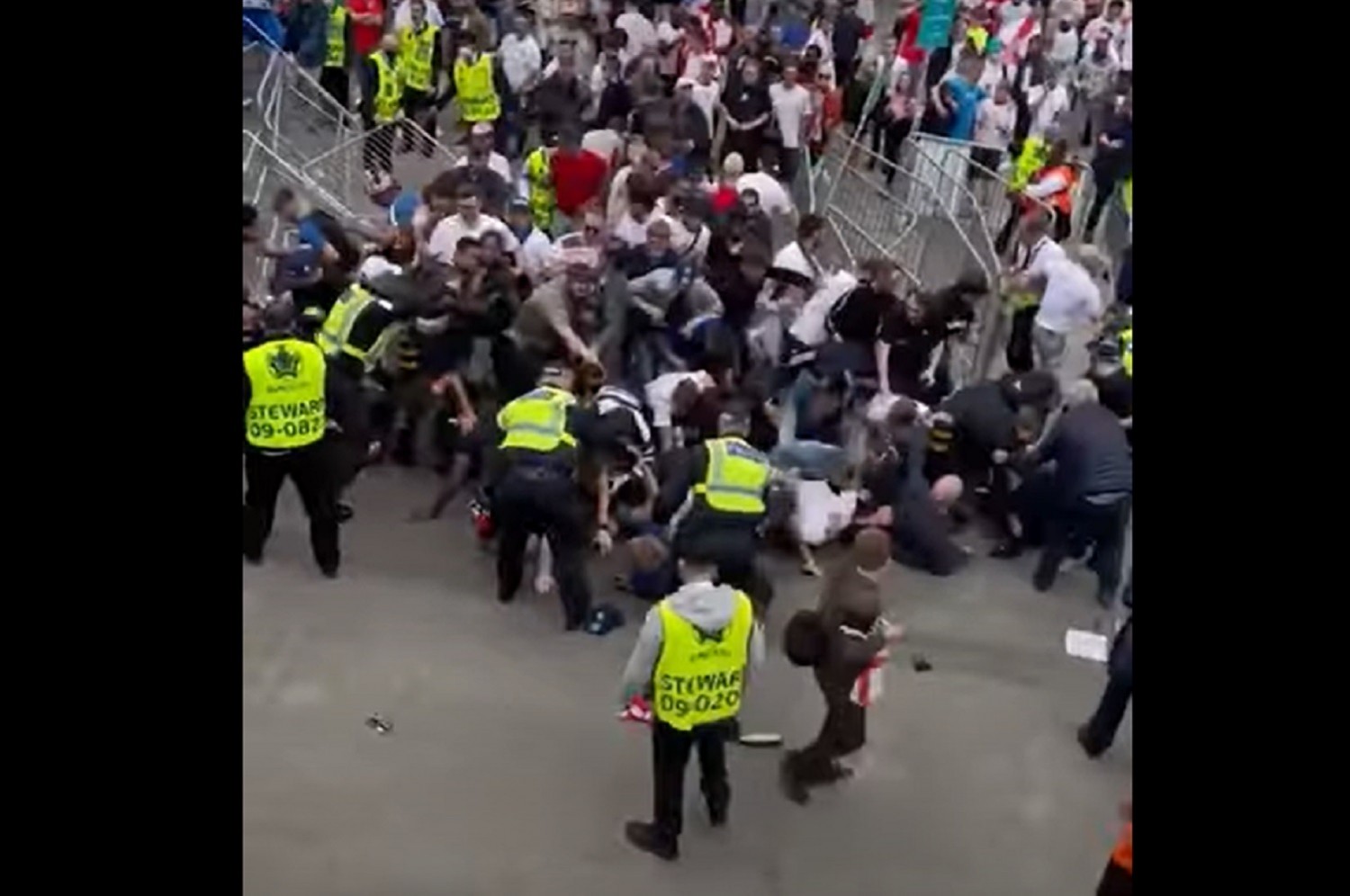 EURO 2020: Zamieszki pod Wembley przed finałem [WIDEO]