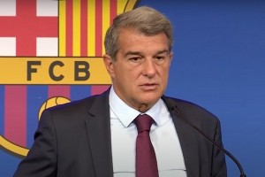 FC Barcelona chce uniknąć katastrofy. Los trenera w rękach Joana Laporty