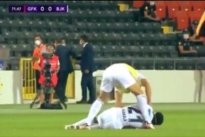 Dramatyczna sytuacja w meczu Süper Lig. Fabrice N'Sakala padł na murawę i... nikt nie reagował