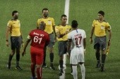 60-letni wiceprezydent Surinamu najpierw zagrał w meczu i ustanowił rekord, a potem... rozdawał innym zawodnikom reklamówki z pieniędzmi