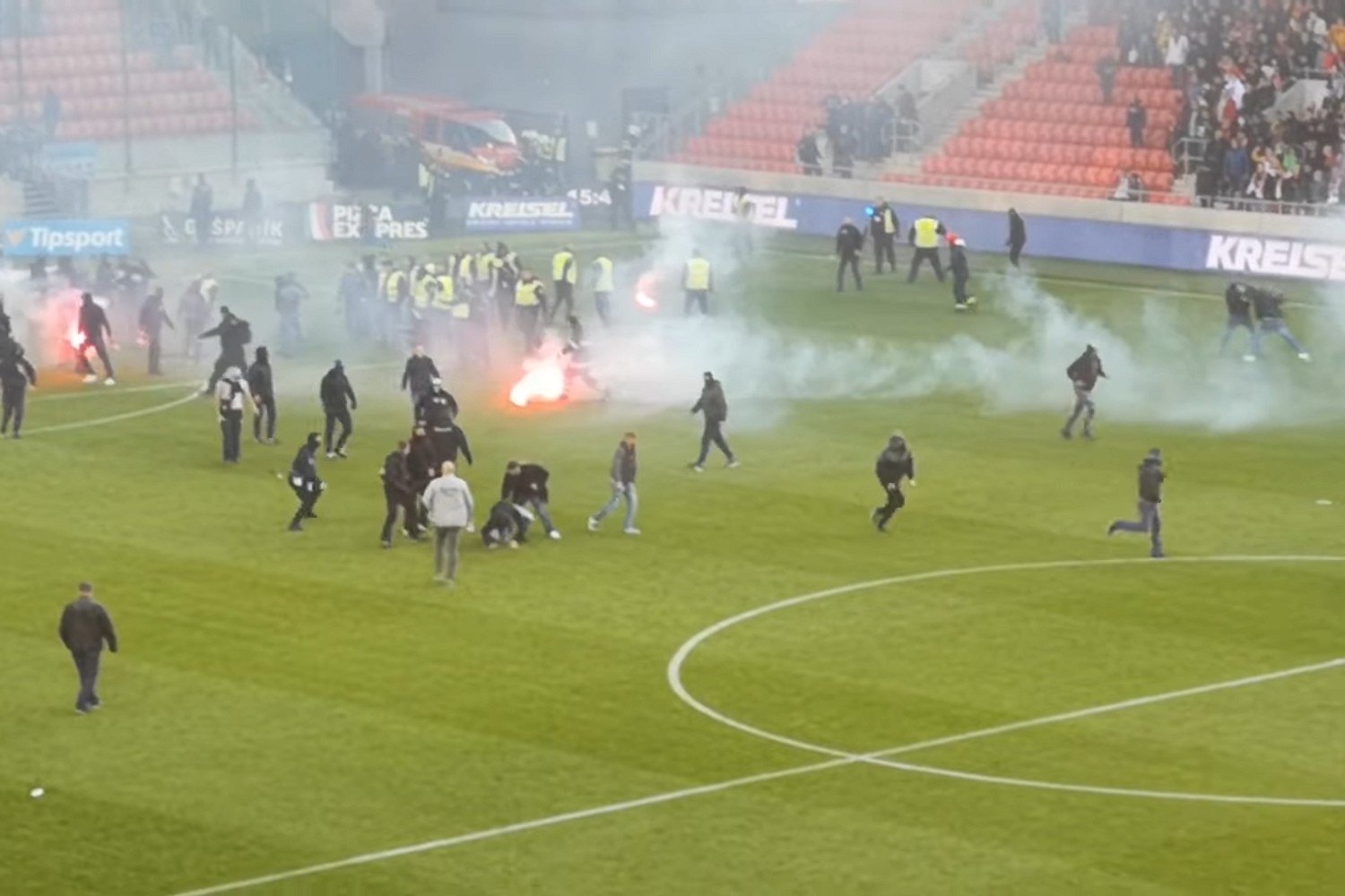 Wielki skandal na Słowacji. Mecz Spartak Trnawa - Slovan Bratysława przerwany przez bójkę kibiców [WIDEO]