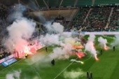 Czwarty duży incydent z udziałem kibiców w tym sezonie Ligue 1. Mecz opóźniony o godzinę [WIDEO]