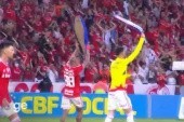 Skandal po derbach Porto Alegre. Internacional świętował wygraną z papierowymi trumnami z herbem Grêmio [WIDEO]