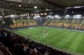 Legia Warszawa: Kibice mistrza Polski z oprawą przed meczem ze Spartakiem Moskwa. „Jazda z kur****” [FOTO]