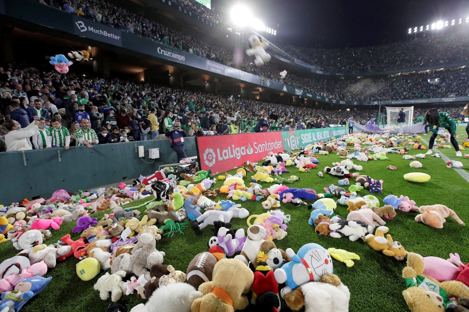 Betis wierny świątecznej tradycji. Tysiące maskotek wylądowało na murawie