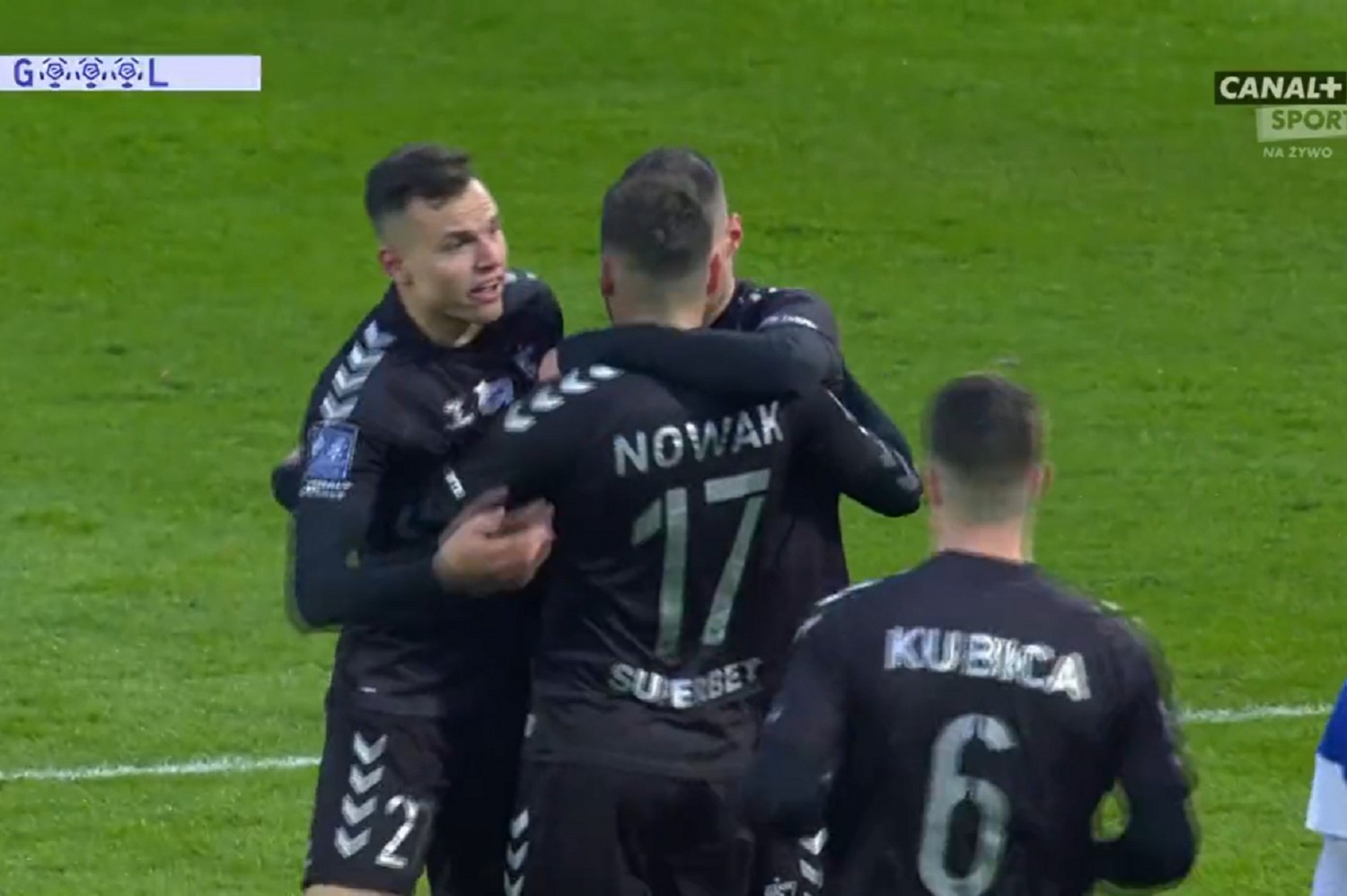 Górnik Zabrze: Piękny gol Bartosza Nowaka w meczu ze Stalą Mielec [WIDEO]. Lukas Podolski daje zwycięstwo