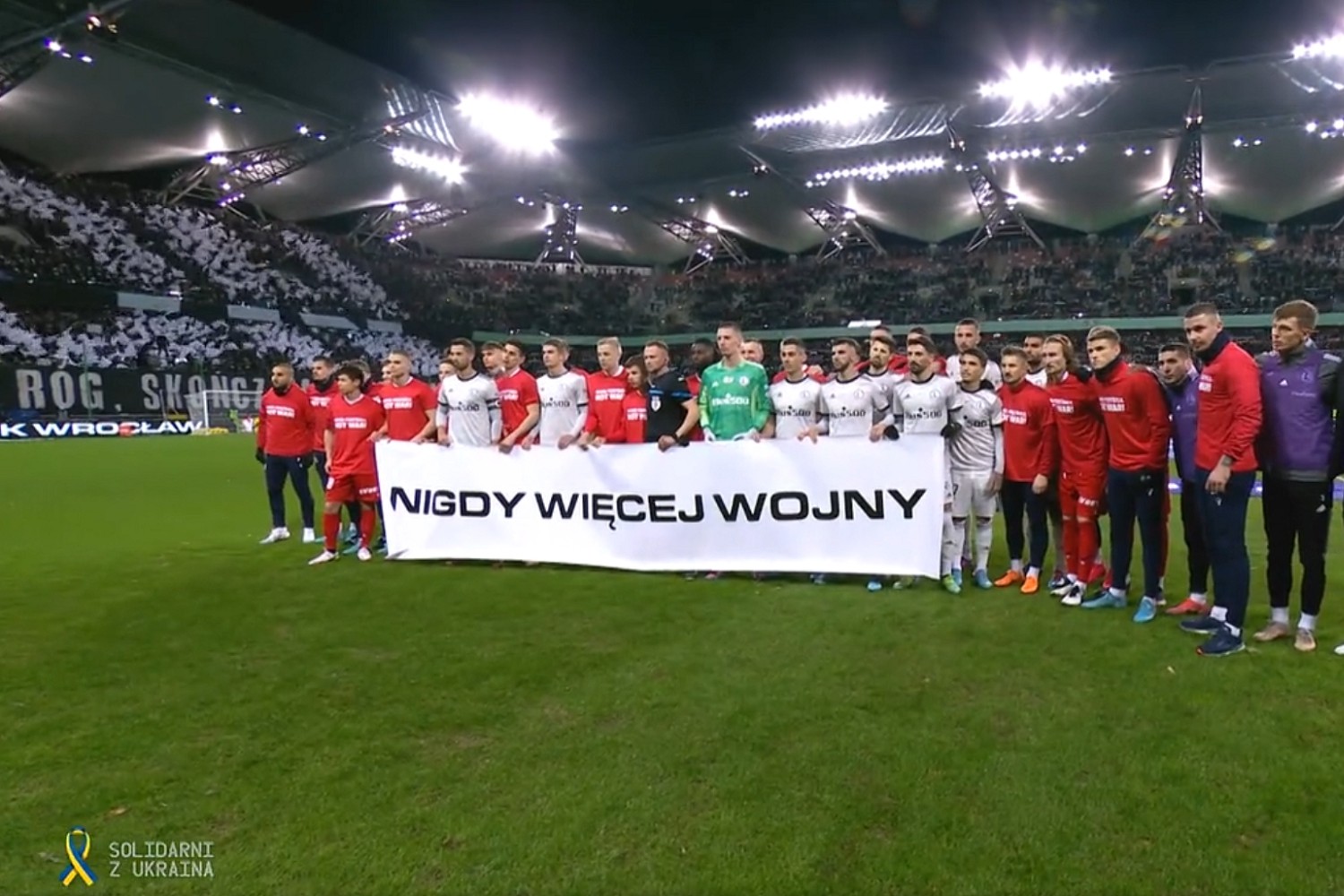 Legia Warszawa i Wisła Kraków solidarne z Ukrainą. Wspólny transparent i przyśpiewka kibiców [WIDEO]