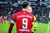 Robert Lewandowski z dwoma opaskami: kapitańską i ukraińską