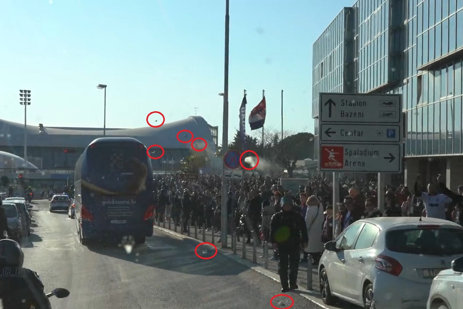 Autobus Dinama Zagrzeb zaatakowany przez pseudokibiców Hajduka Split. Policja poszukuje sprawców
