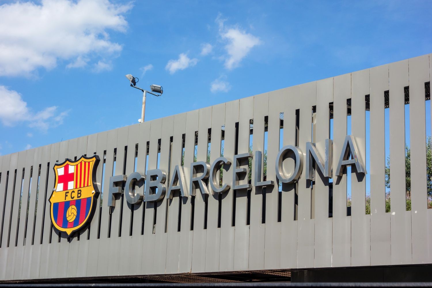 FC Barcelona zmuszona sprzedać odkrycie sezonu? Może trafić do Premier League