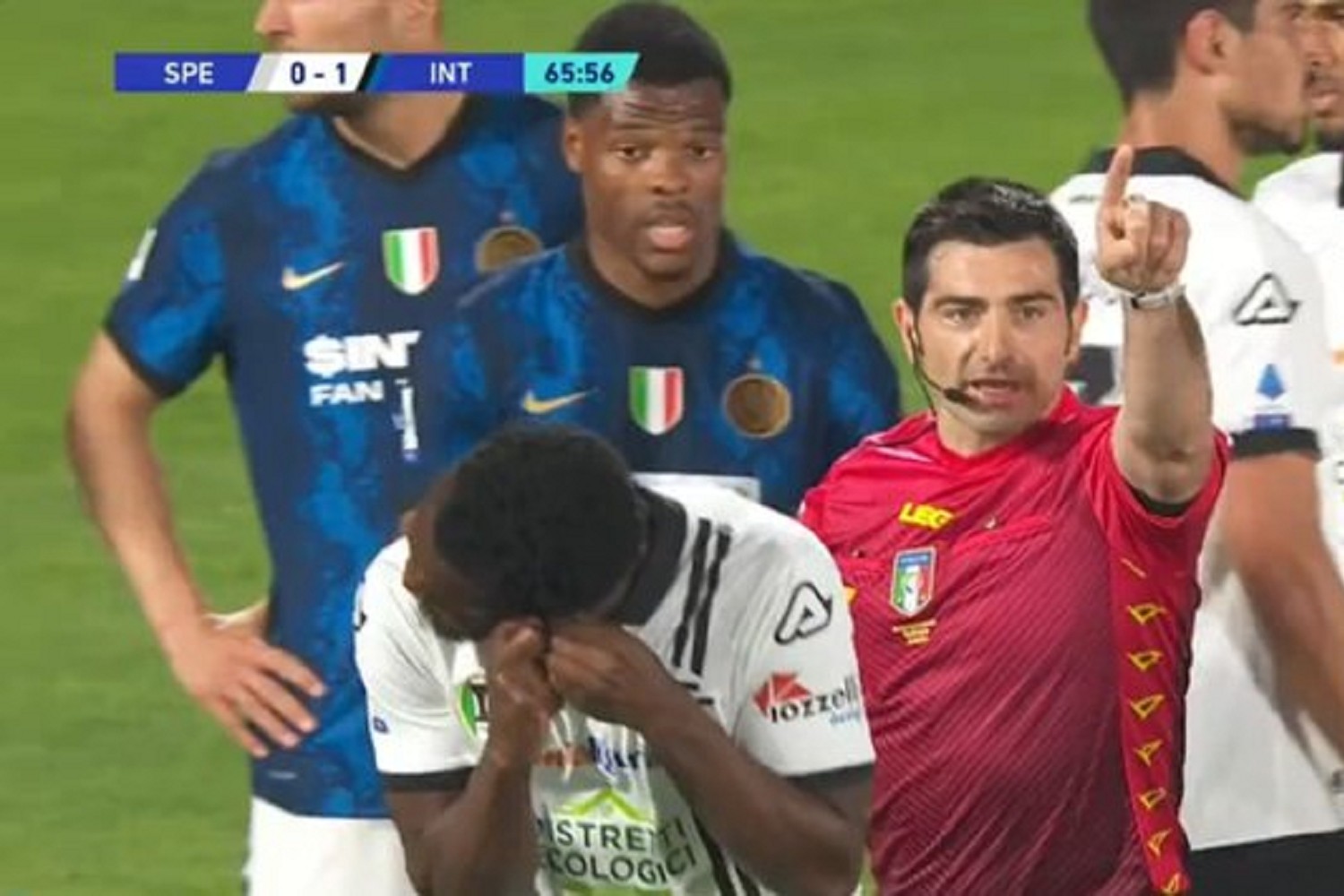 Kuriozalna sytuacja z kolczykiem w Serie A. Thiago Motta zdjął zawodnika po... dziesięciu minutach od wpuszczenia go na boisko [WIDEO]