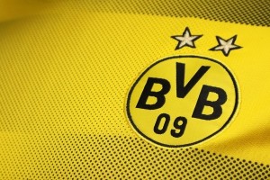 Borussia Dortmund rzuca wyzwanie Newcastle United. Kluby walczą o zimowy transfer młodego defensora