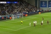 Liga Mistrzów: Kamil Grabara broni rzut karny w meczu z Manchesterem City [WIDEO]