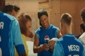 Pepsi wraca do korzeni swoją nową reklamą z okazji mundialu. Klimat jak za dawnych lat [WIDEO]