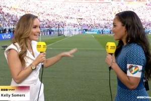 Alex Scott otwarcie przeciwko FIFA. Legenda kobiecej piłki założyła tęczową opaskę