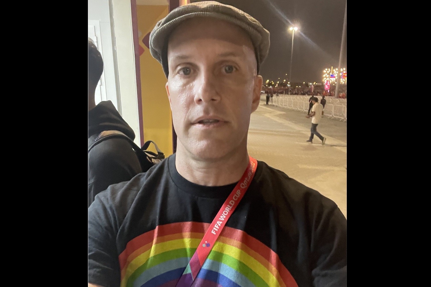 Mistrzostwa Świata: Amerykański dziennikarz zatrzymany przez stadionową ochronę za... tęczową koszulkę