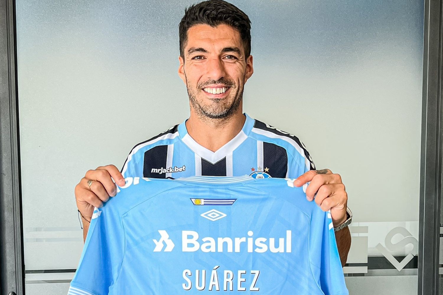 Luis Suárez wita się z Grêmio hat-trickiem [WIDEO]. Pierwsze trofeum w pierwszym meczu