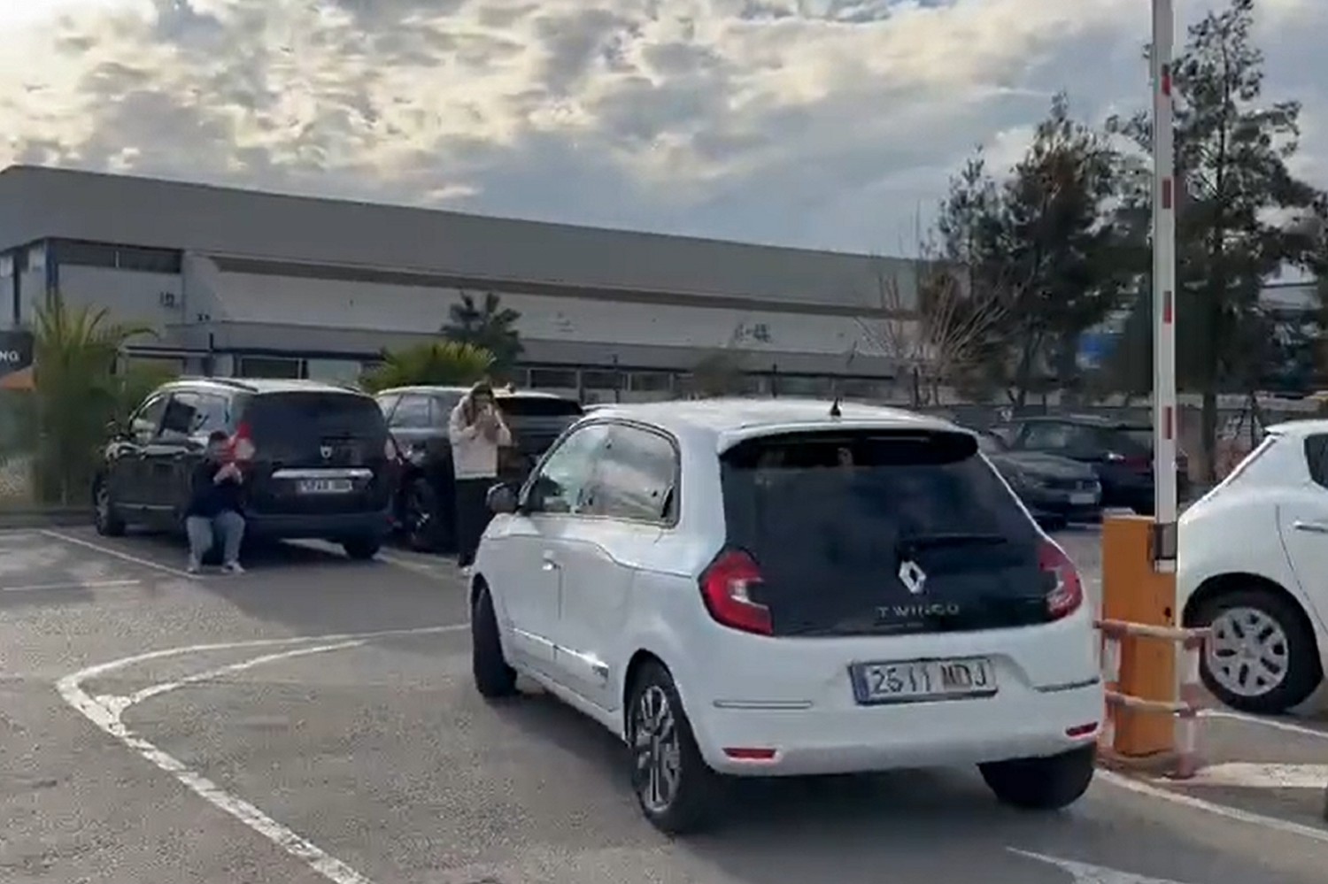 Gerard Piqué odpowiedział Shakirze. Zasiadł za kierownicą Renault Twingo [WIDEO]