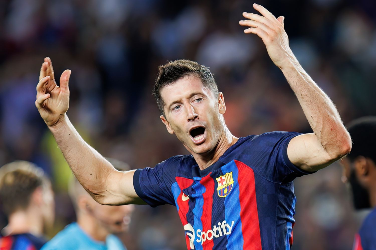 El Barcelona busca recambio para Robert Lewandowski.  Dos estrellas en ascenso en el radar