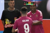 Ronaldinho wrócił na boisko. Nieudany, ale rekordowy debiut Brazylijczyka [WIDEO]