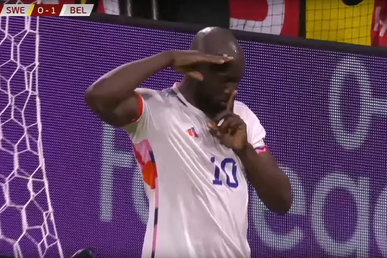 Romelu Lukaku powraca z hat-trickiem i... enigmatycznym gestem [WIDEO]