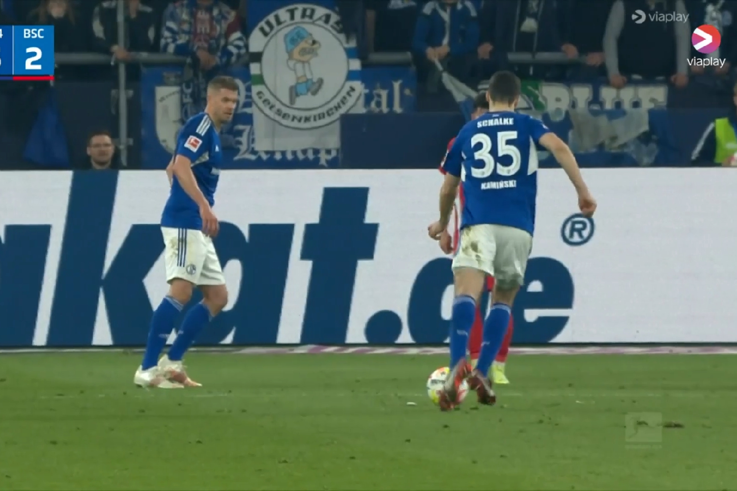 Marcin Kamiński z pięknym trafieniem z rzutu wolnego. Schalke 04 wygrywa mecz o „sześć punktów” [WIDEO]