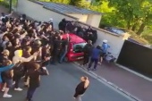 Wściekli kibice PSG pod domem Neymara. „Właśnie odeszli od moich drzwi” [WIDEO]