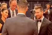 Wiadomo, o czym rozmawiali Robert Lewandowski i Lionel Messi. „W Barcelonie wszystko w porządku?” [WIDEO]