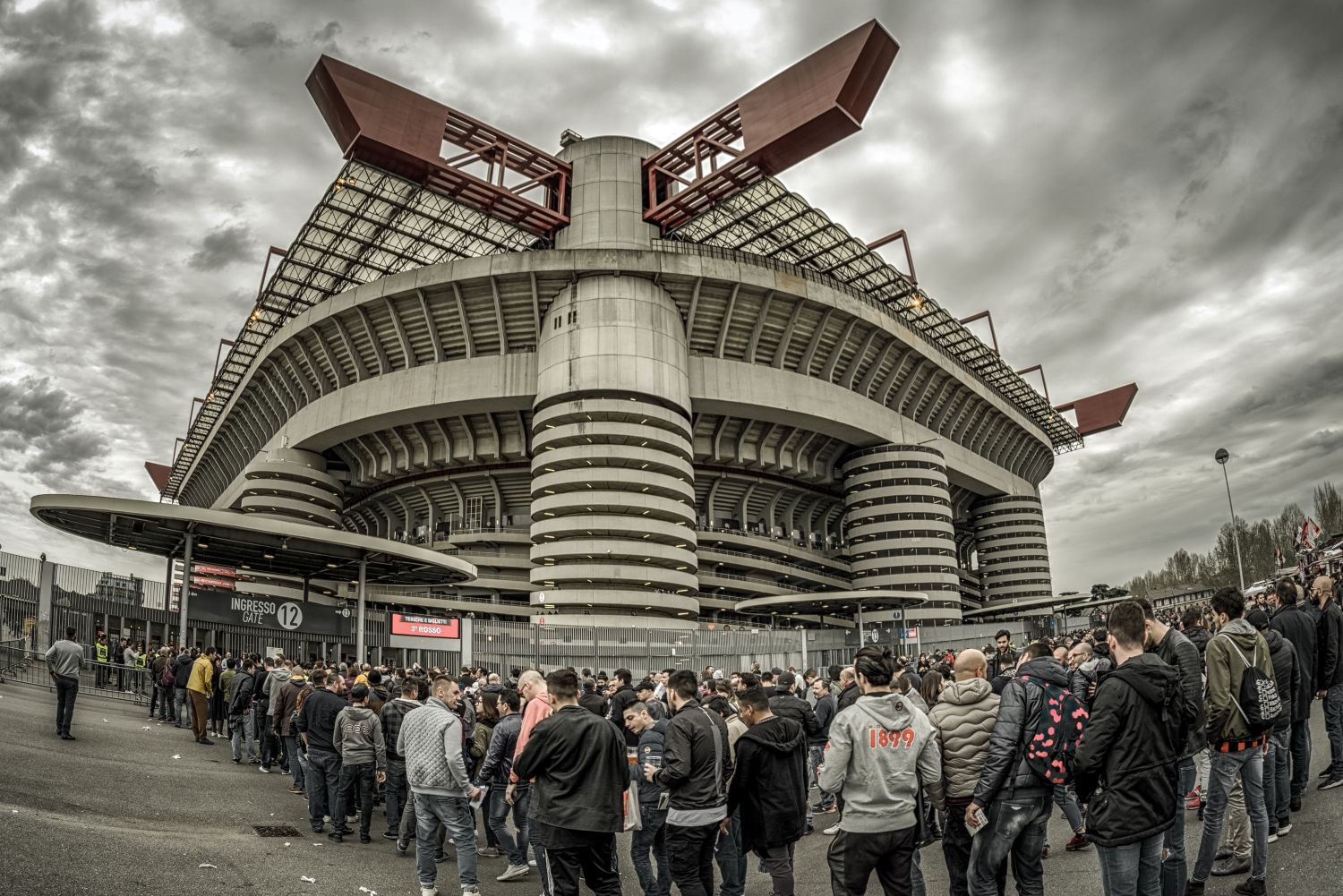 Derby della Madonnina o napastnika. AC Milan i Inter Mediolan walczą o gwiazdę ligi