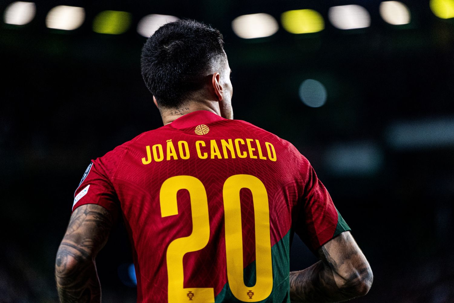Transfer João Cancelo w stanie zawieszenia. FC Barcelona walczy z czasem