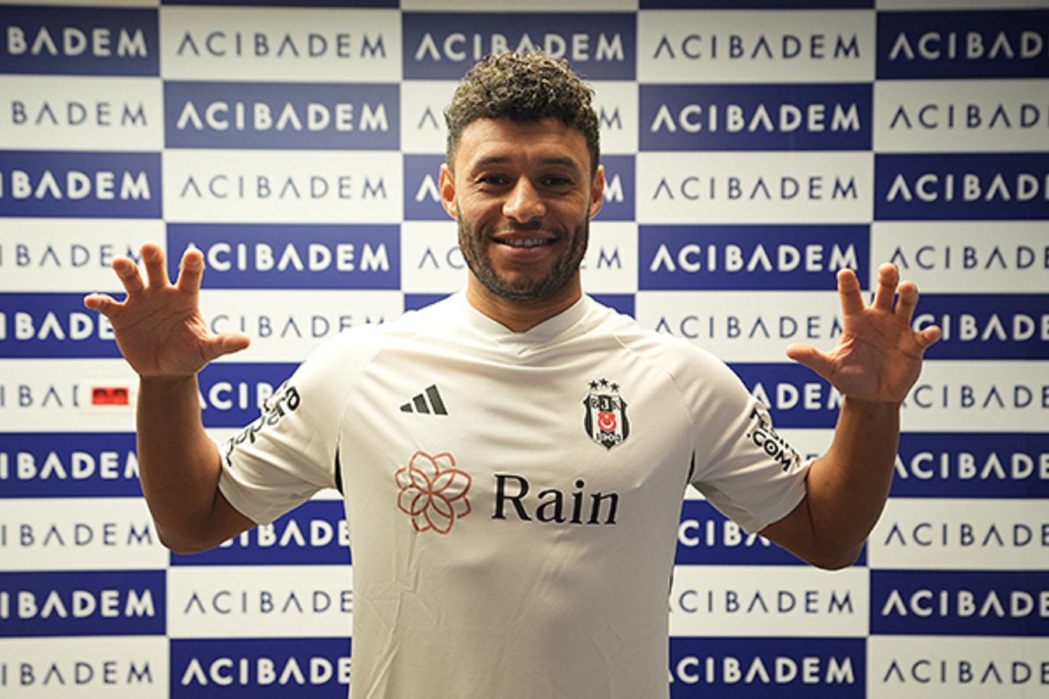 OFICJALNIE: Alex Oxlade-Chamberlain wraca do gry. Testy zaliczone!