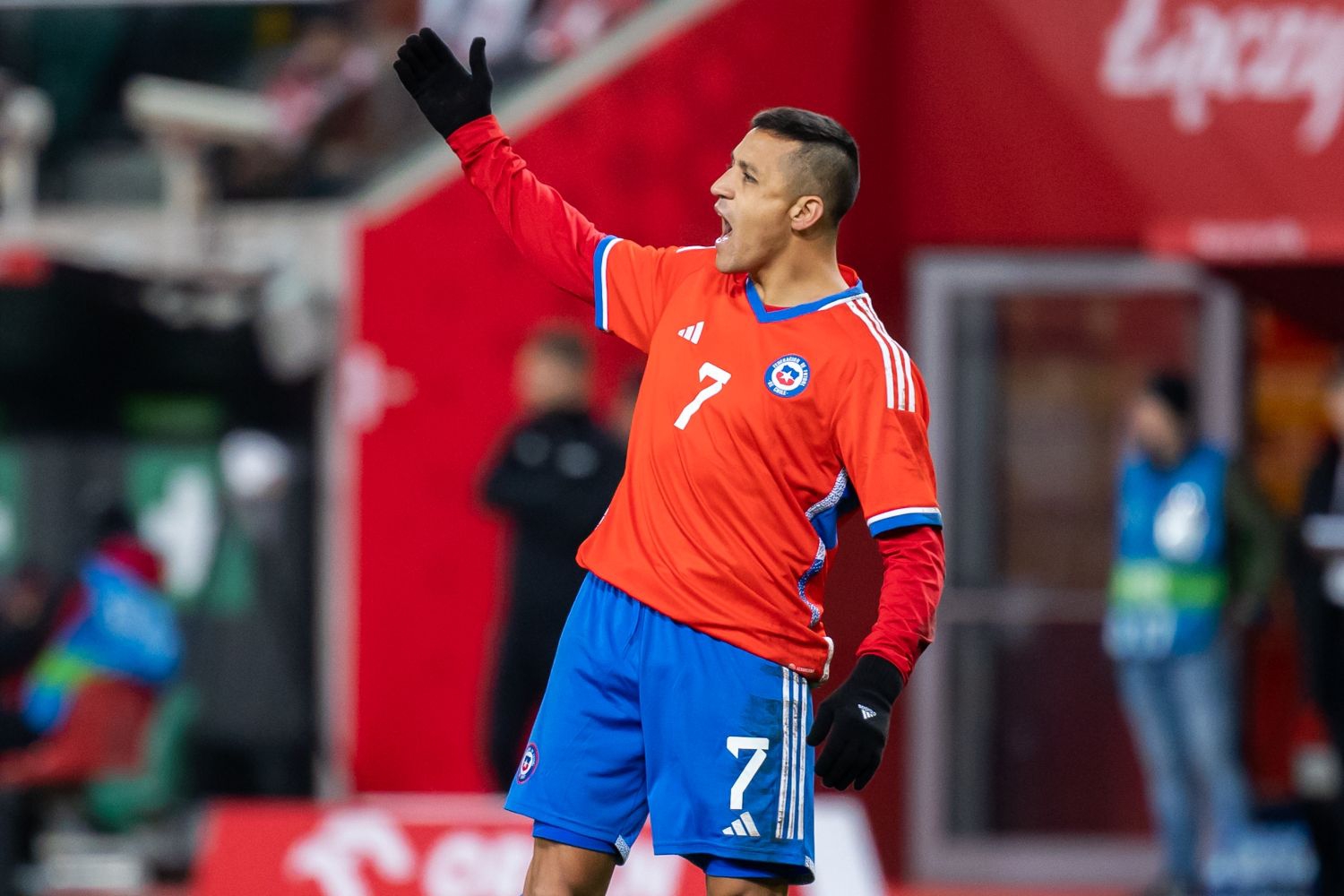 Alexis Sánchez o „luksusowych” warunkach na zgrupowaniu kadry Chile. „Spod prysznica wypływają odchody”