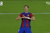 FC Barcelona gromi Betis. Robert Lewandowski odpowiada krytykom golem i dwoma asystami [WIDEO]